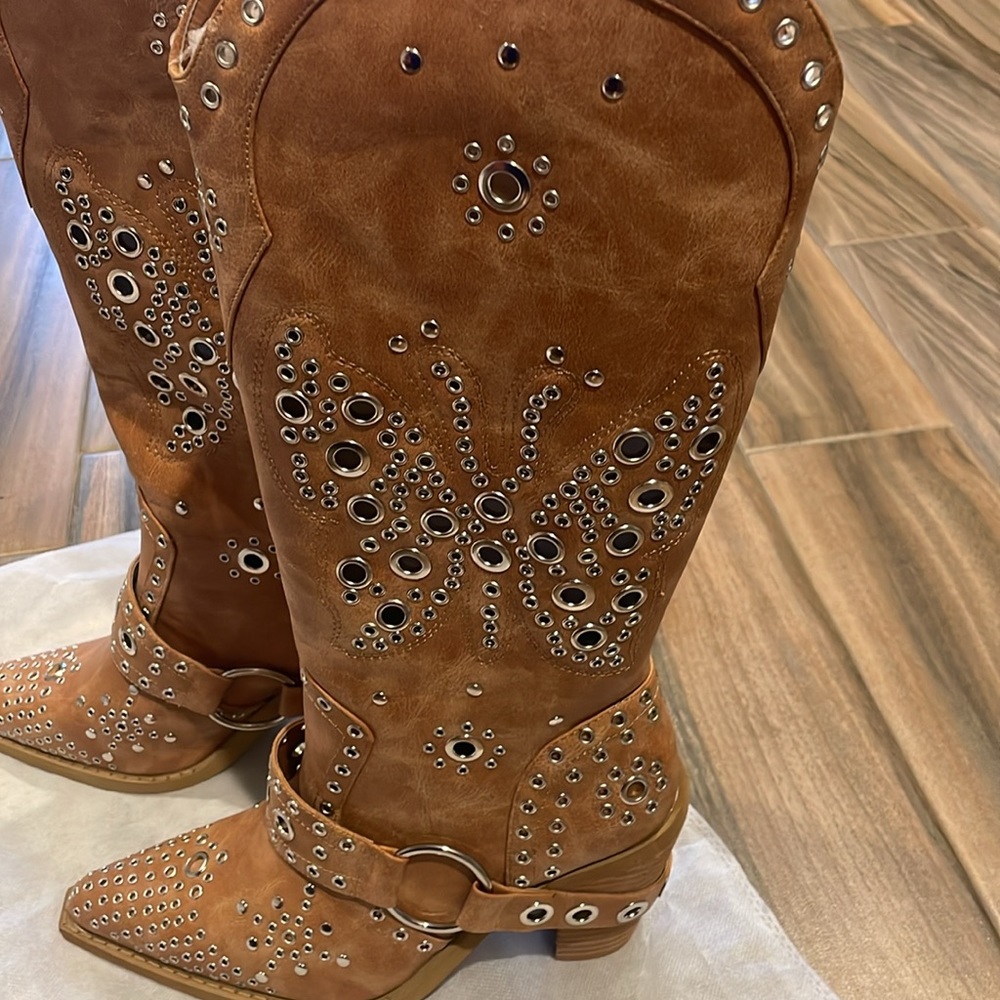 Boots - Picture 5 of 5